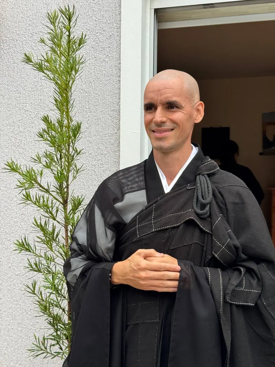 Monge Butsukei sorrindo em um momento cotidiano